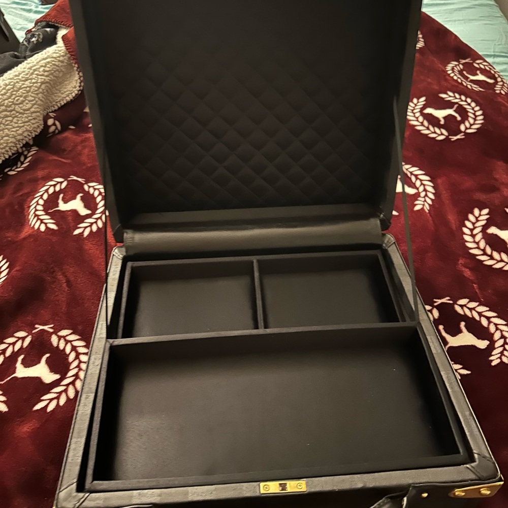 Display trunk (opens) - Picture 3 of 7